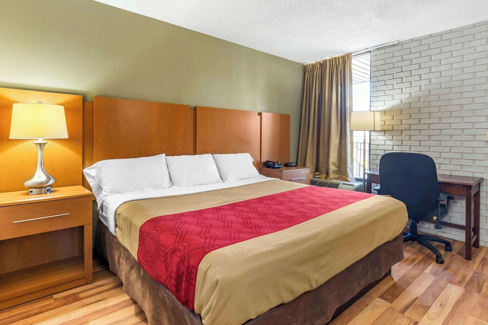 Room, 1 King Bed, Non Smoking - Photo 3