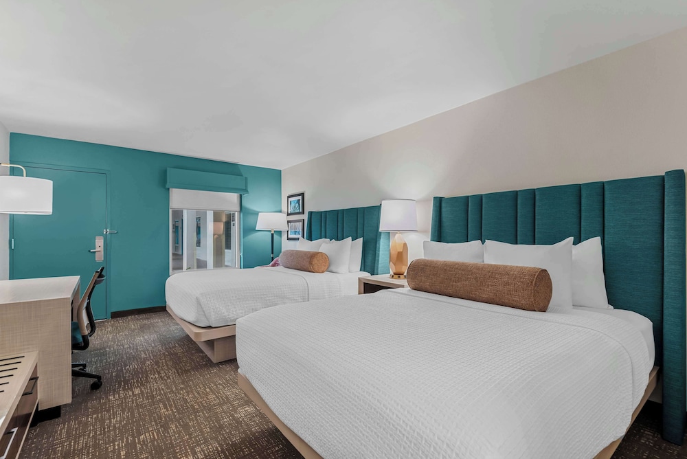 Standard Room, 2 Queen Beds, Refrigerator & Microwave, Poolside - Photo 1