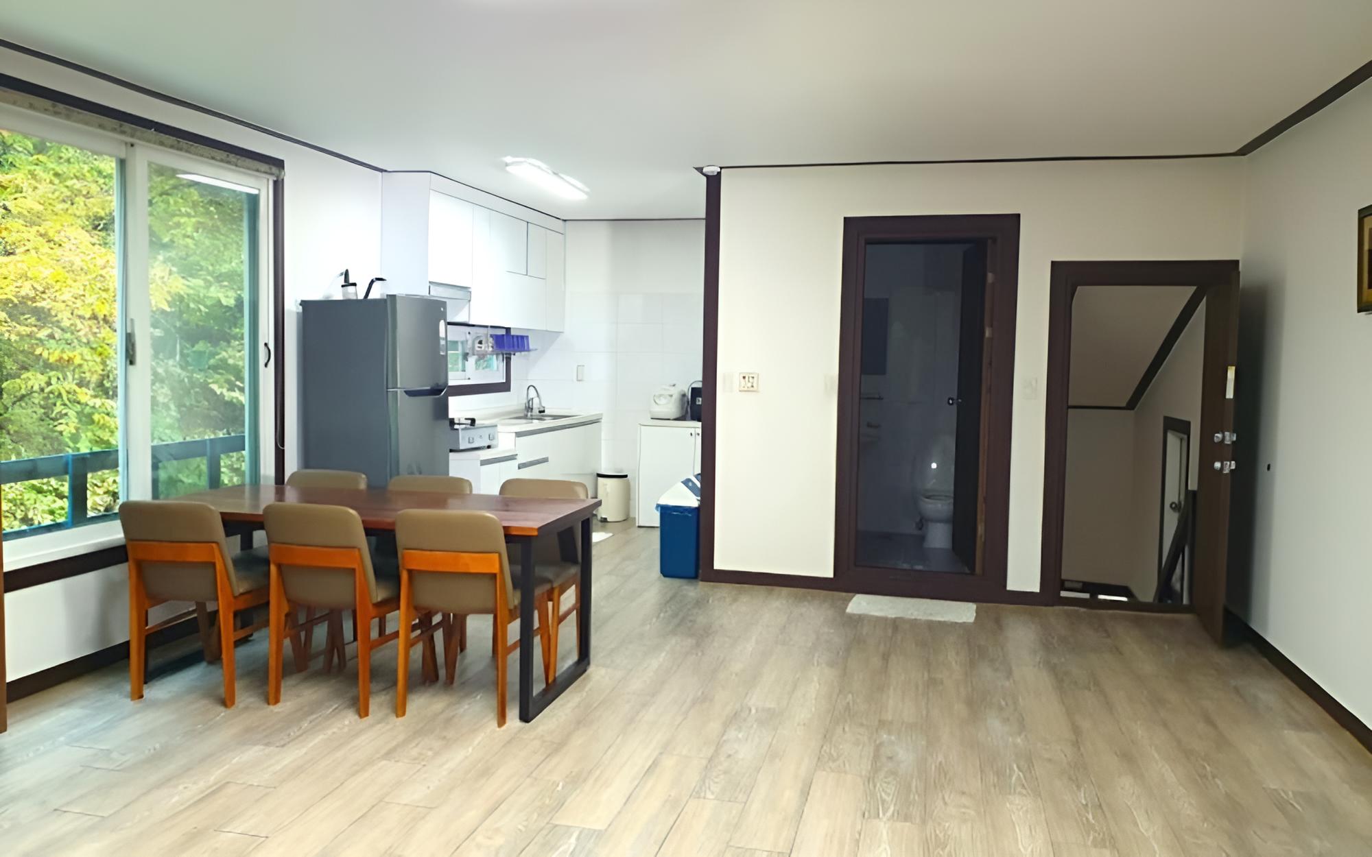 Room (Grand Room (Unshared House Duplex)) - Photo 5
