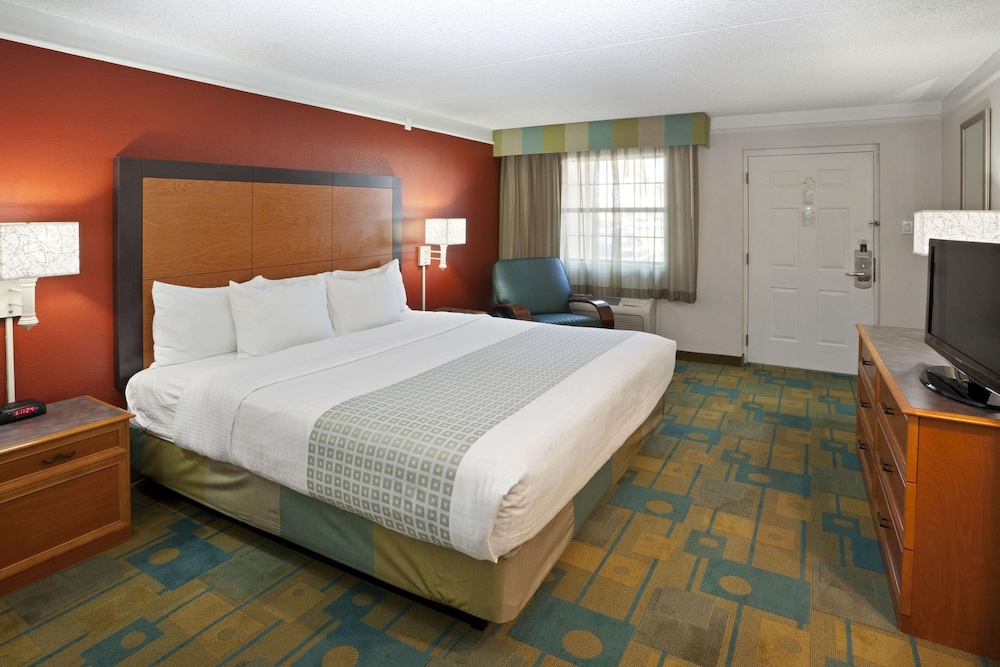 Deluxe Room, 1 Queen Bed, Non Smoking - Photo 1