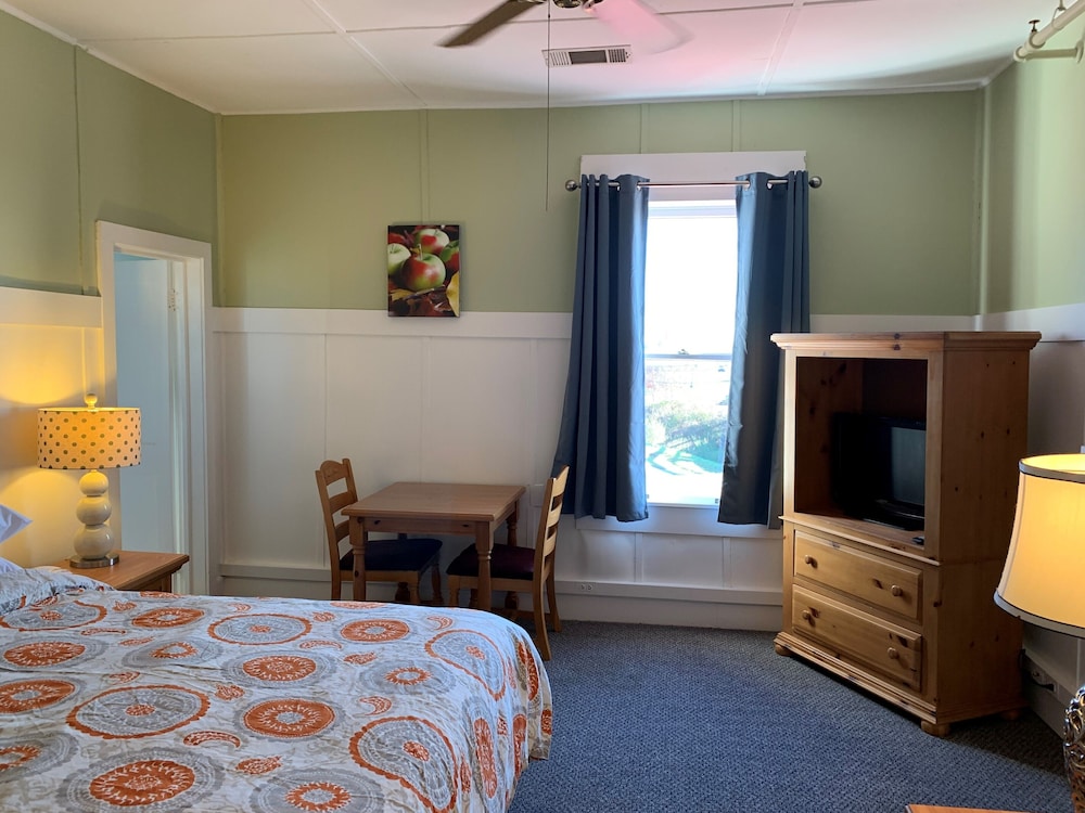 Classic Double Room, 1 Queen Bed, Garden View