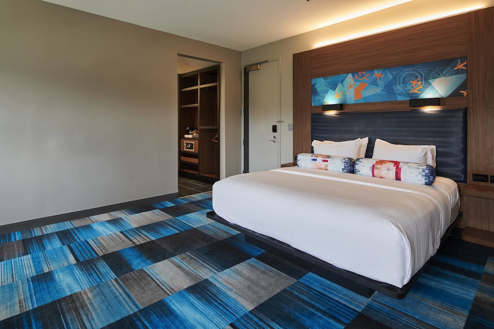 aloft, Room, 1 King Bed photo 3