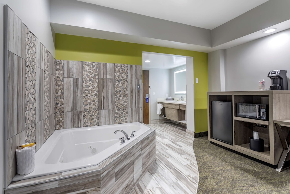 Suite, 1 King Bed, Non Smoking, Jetted Tub photo 3