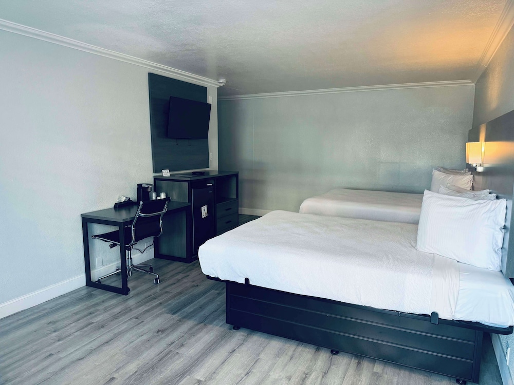 Suite, 2 Queen Beds, Non Smoking, Refrigerator & Microwave - Photo 1
