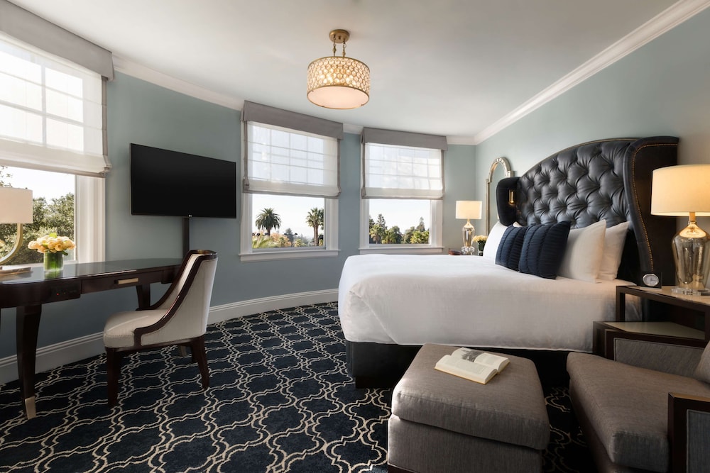 One Bedroom Suite, 1 King Bed - Photo 1