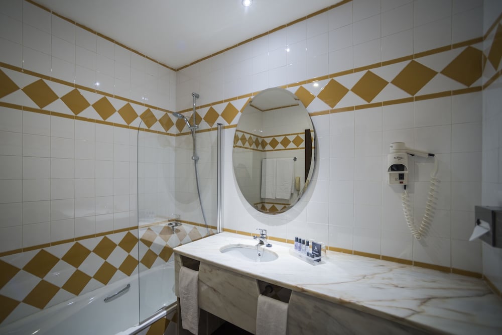 Twin Room (2 Adults + 1 Child) - Photo 6
