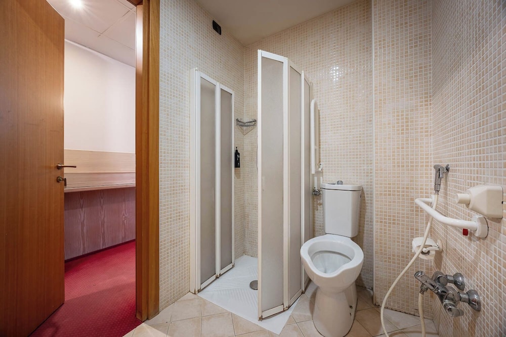 Economy Single Room, Mobility Accessible photo 3