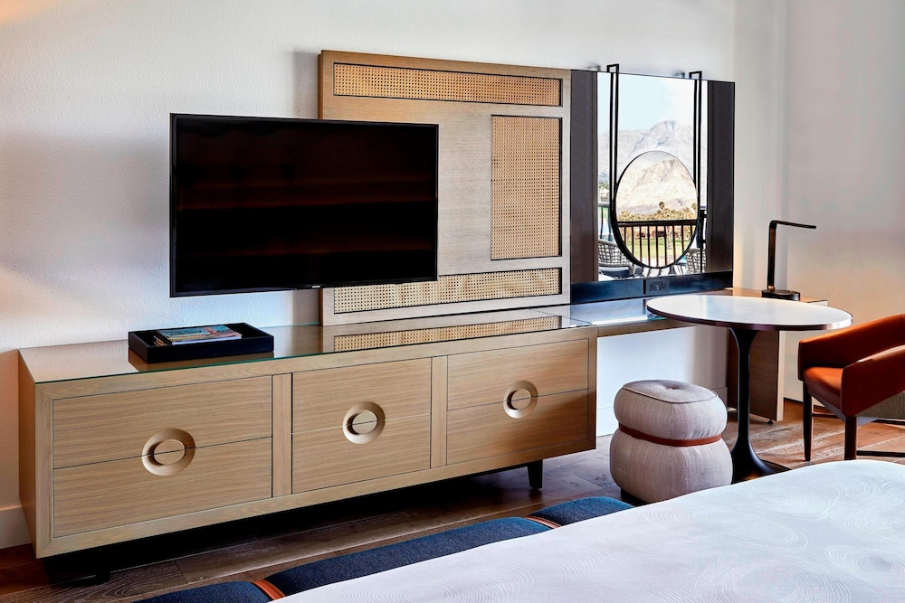 Signature Room, 1 King Bed with Sofa bed (View) - Photo 2