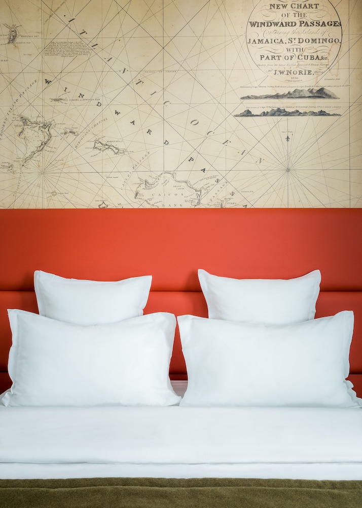 Superior Double Room thumbnail 6