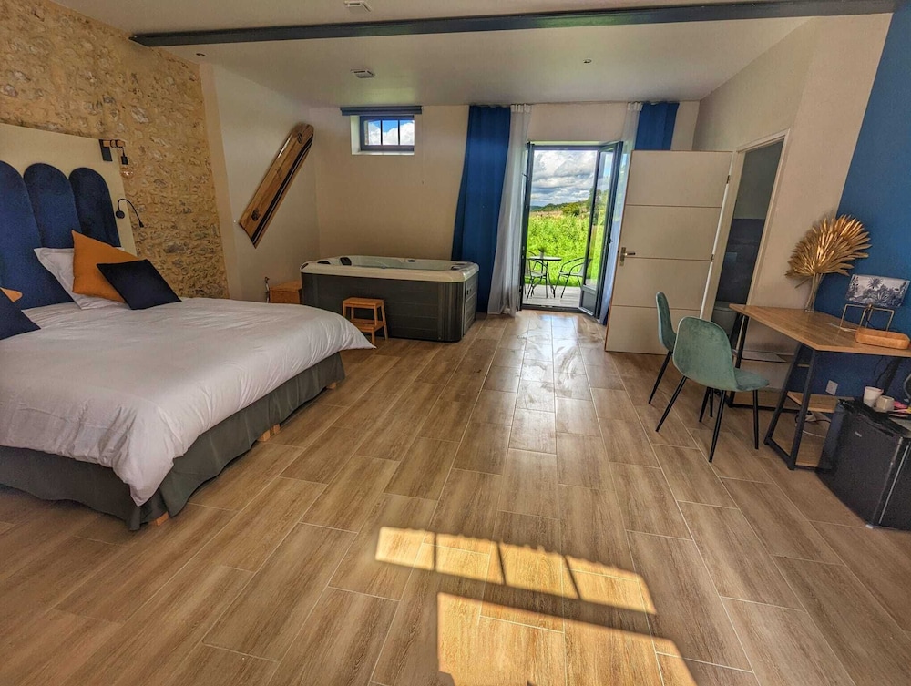 Deluxe Room, Hot Tub photo 1