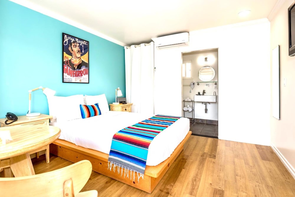 Deluxe Room, 1 King Bed photo 3