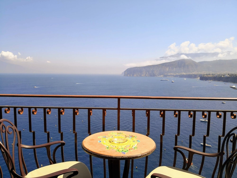 Superior Double Room, Balcony, Sea View - Photo 9