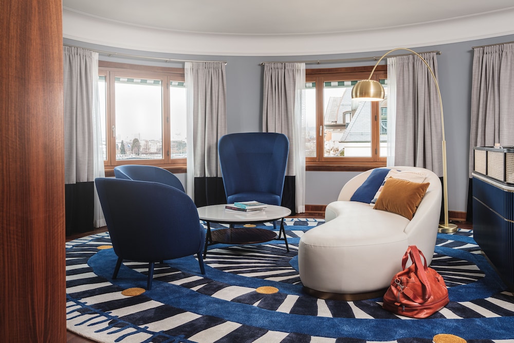 Deluxe Suite, 1 King Bed, Lake View