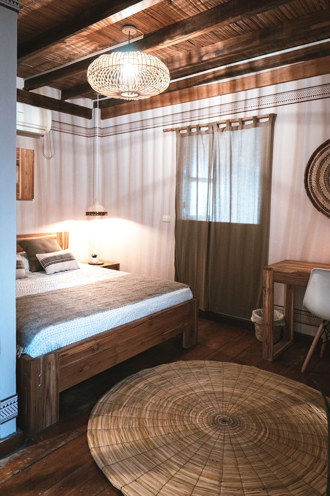 Single Room (With Air Conditioning )