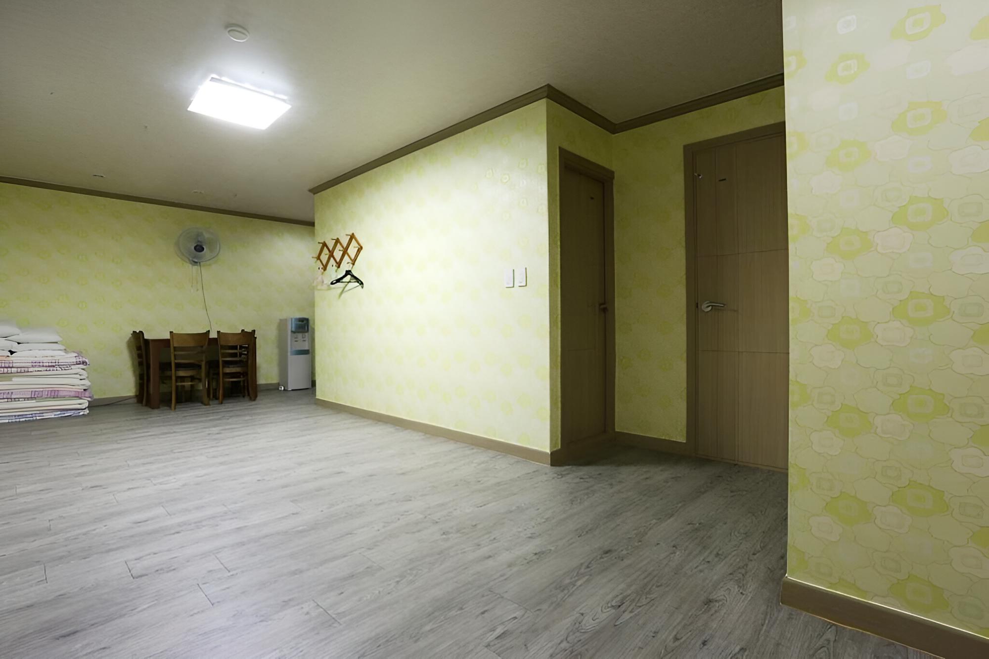 Room (Condo Studio (8 People)) - Photo 4