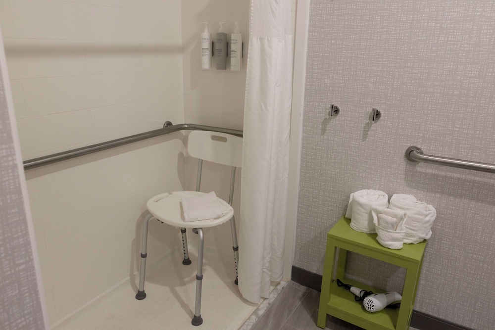 Room, Accessible, Non Smoking (Hearing Impaired/Roll-in Shower) - Photo 12