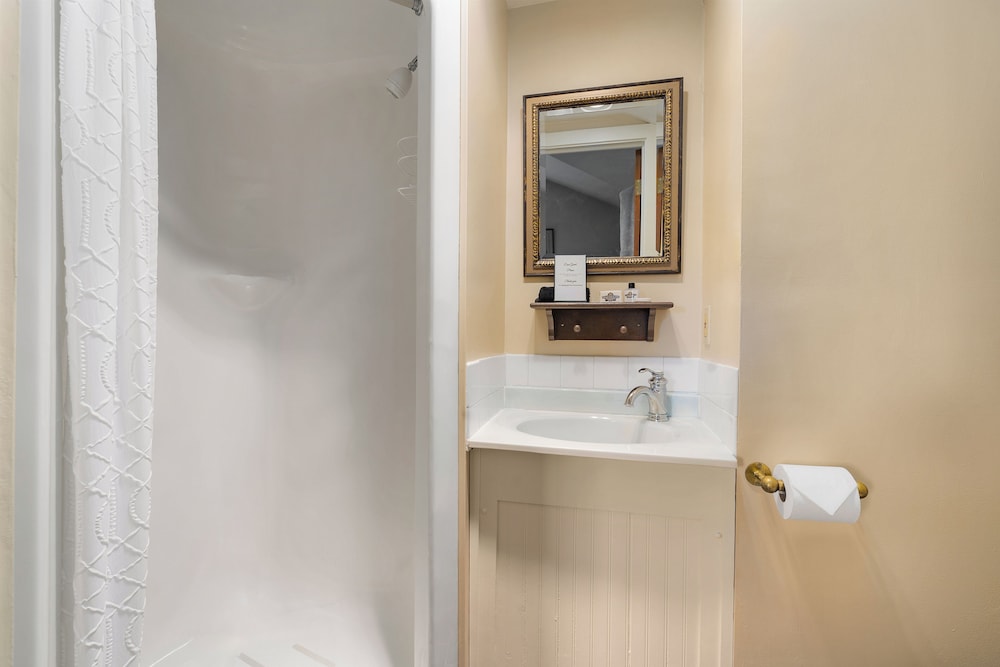 Deluxe Double Room, Private Bathroom (Room 9) photo 2