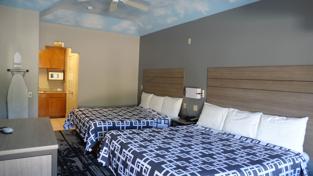 Standard Room, Multiple Beds, Smoking photo 1