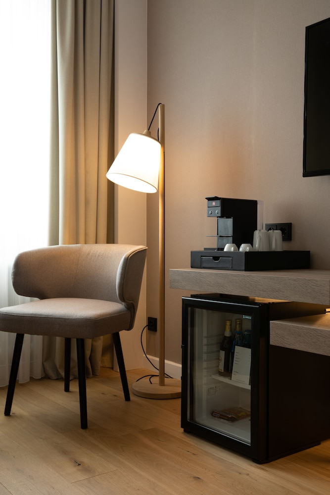 Executive Room, 1 King Bed thumbnail 5