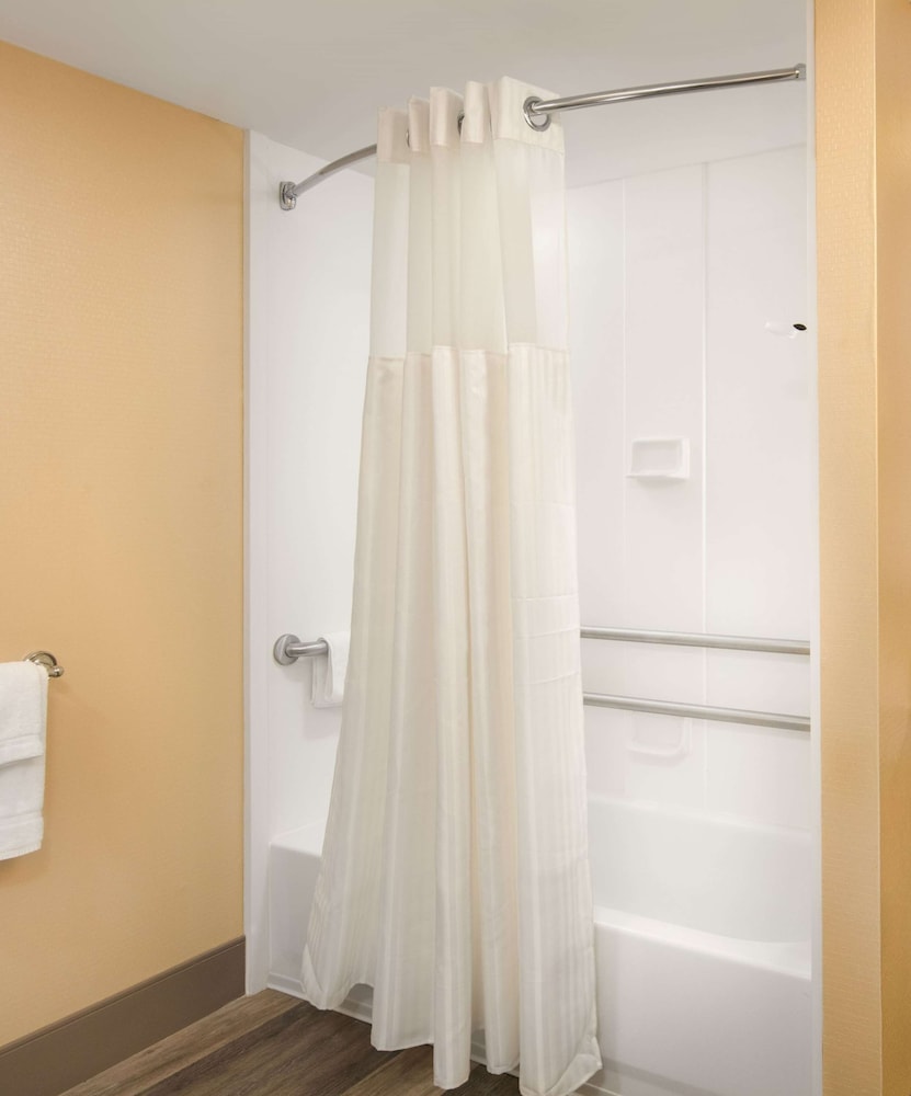 Room, 2 Queen Beds, Accessible, Bathtub photo 3