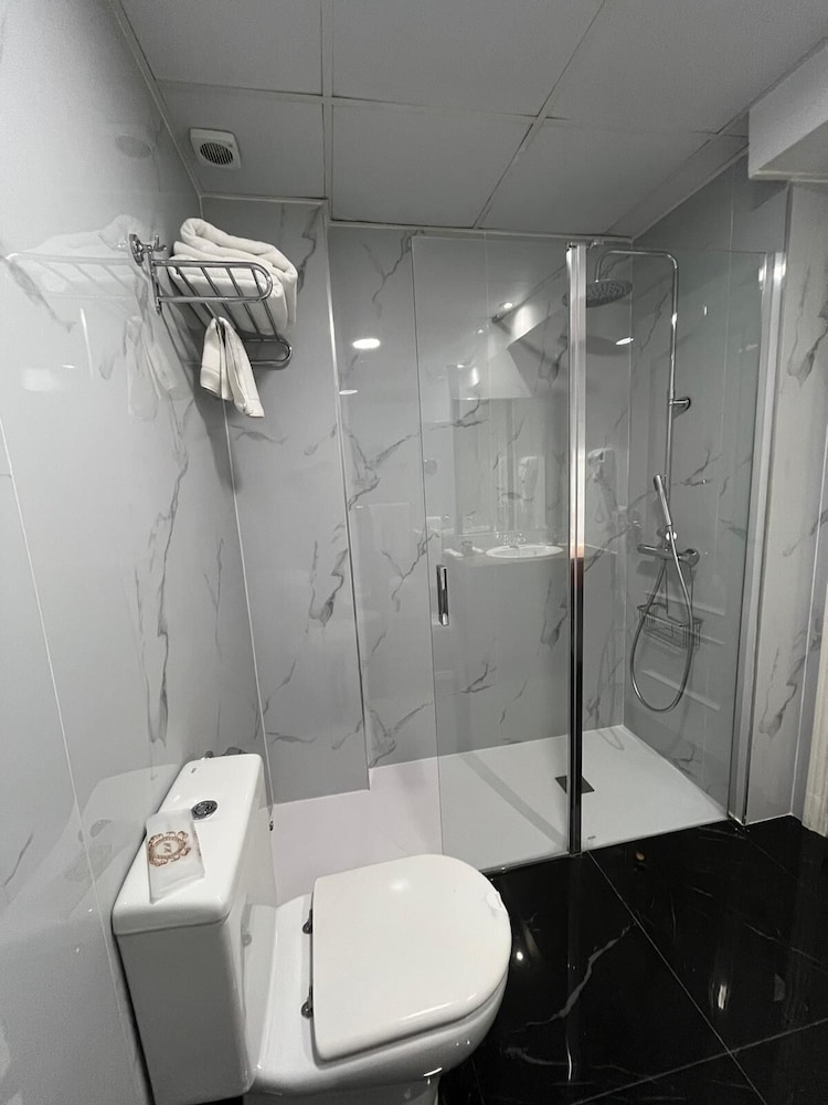 Standard Twin Room - Photo 30