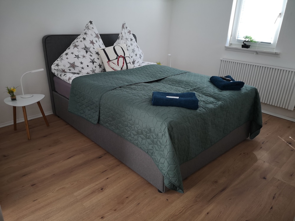 Economy Room, 1 King Bed, Non Smoking photo 3