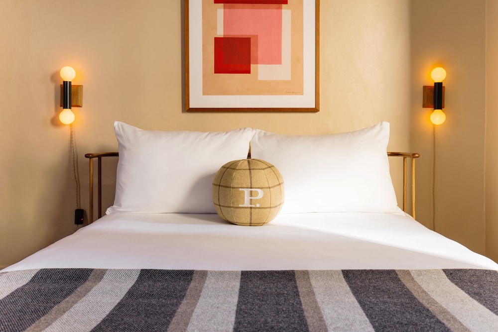 Standard Room, 1 Queen Bed (The Queen) - Photo 1