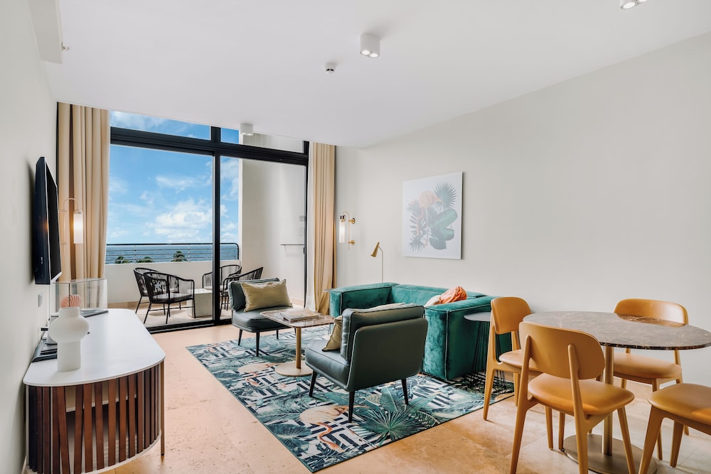Suite, 1 King Bed (Penthouse Suite) thumbnail 5