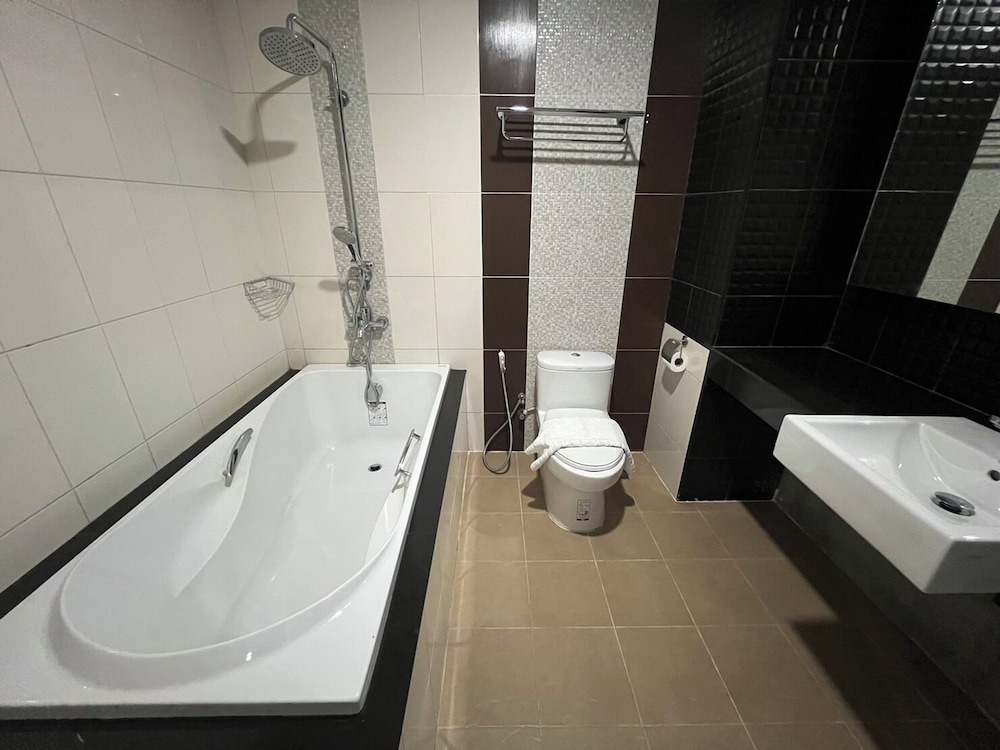 Suite, 1 Bedroom, Balcony, City View - Photo 4