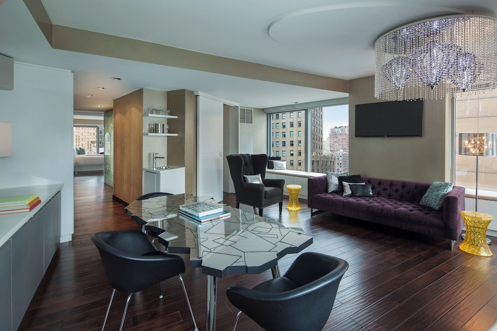 1 King Bed 1-Bedroom Suite Deluxe Room with City View