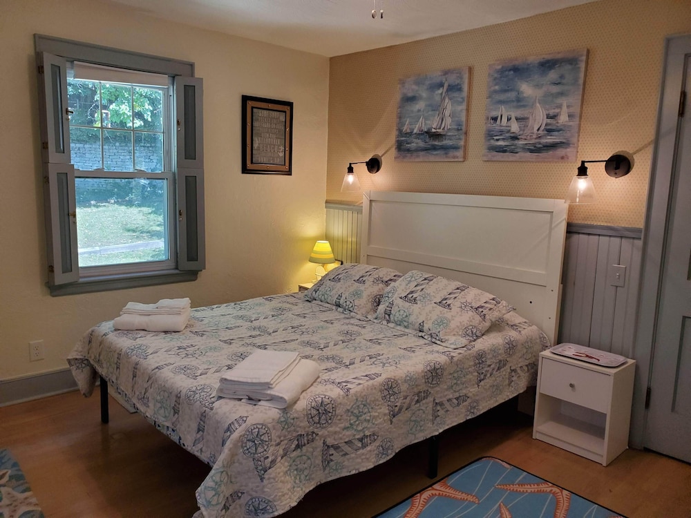 Cape Cod (Queen room with Shared bathroom) photo 1