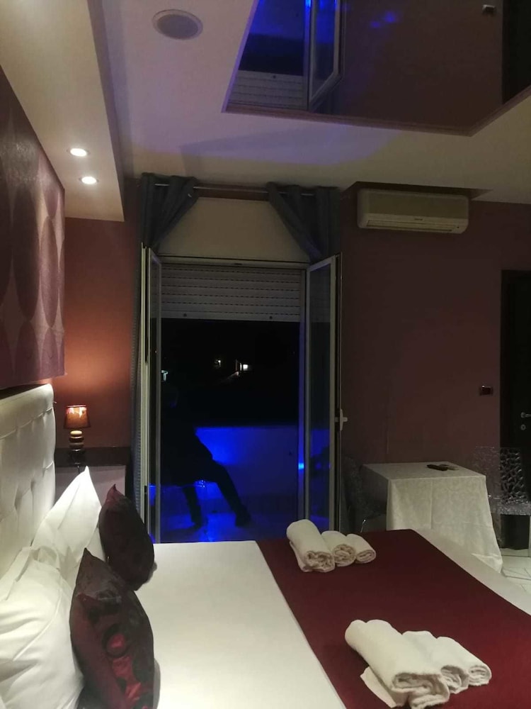 Superior Suite, Non Smoking, Garden View photo 3