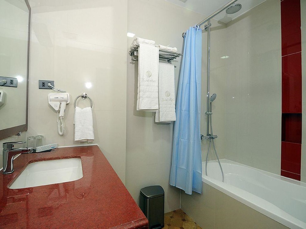 Grand Room, 1 Queen Bed, Non Smoking, Mountain View photo 2