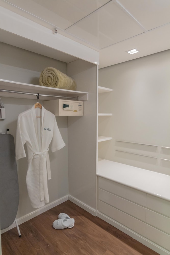 Available room thumbnail 5