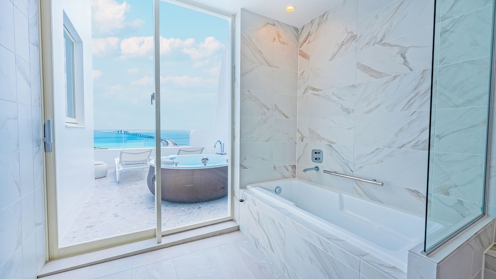 Royal Suite A, Non Smoking, Jetted Tub photo 2