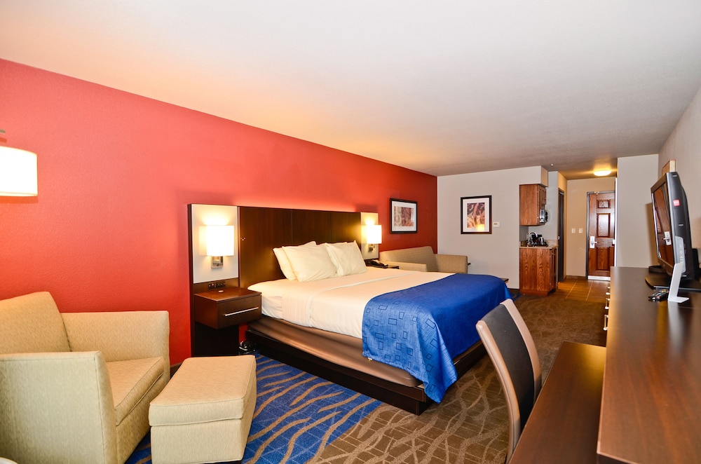 Studio, 1 King Bed, Kitchenette photo 2