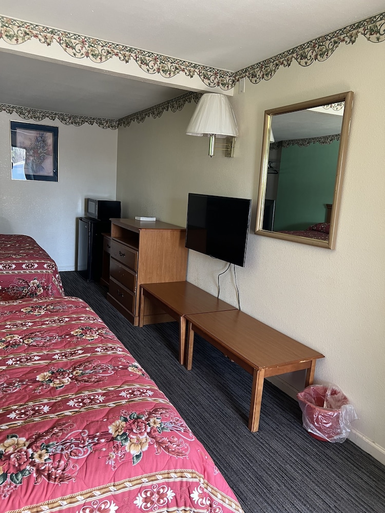 Room, 2 Queen Beds, Non Smoking, Refrigerator & Microwave photo 1