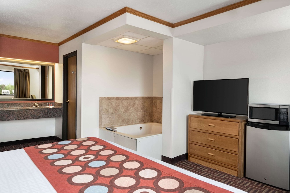 Suite, 1 King Bed, Non Smoking photo 3