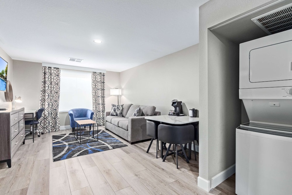 Suite, 1 King Bed, Kitchen (with Sofabed) - Photo 6