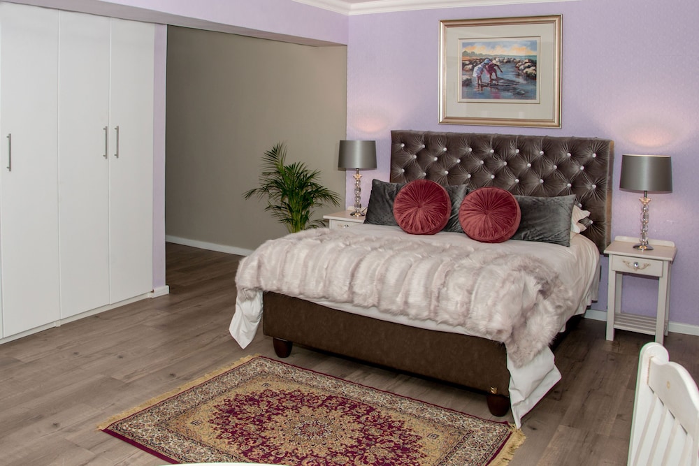 Room (Lavender) photo 1