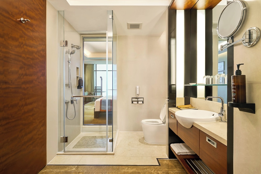 Deluxe Room, Business Lounge Access thumbnail 5