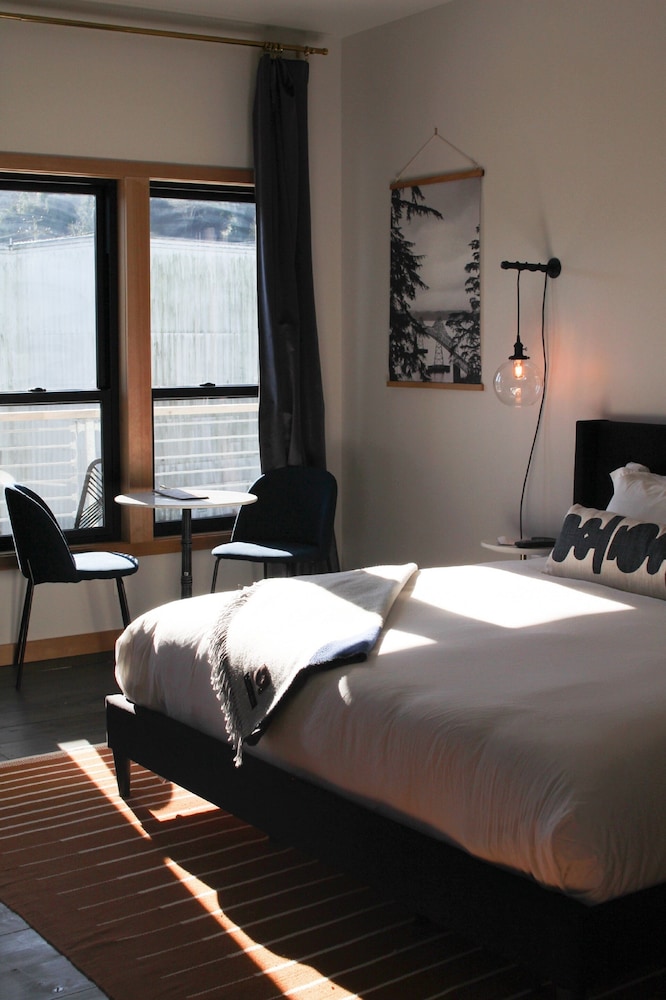 Luxe River View King 2nd Floor (No Pets) - Photo 5