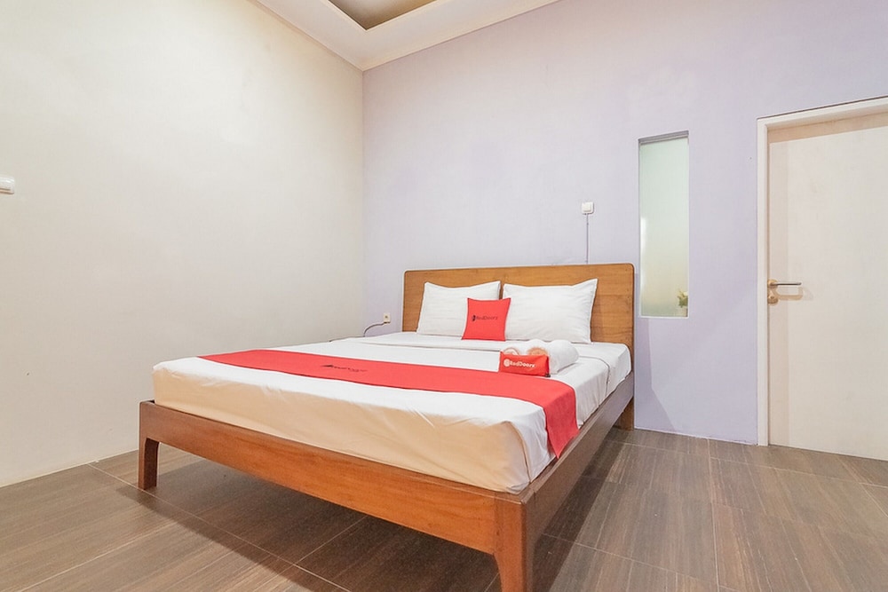 Double Room (RedDoorz)