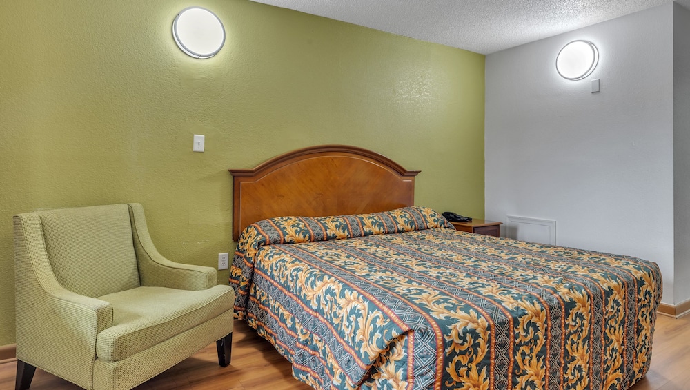 Room, 1 King Bed, Smoking photo 1