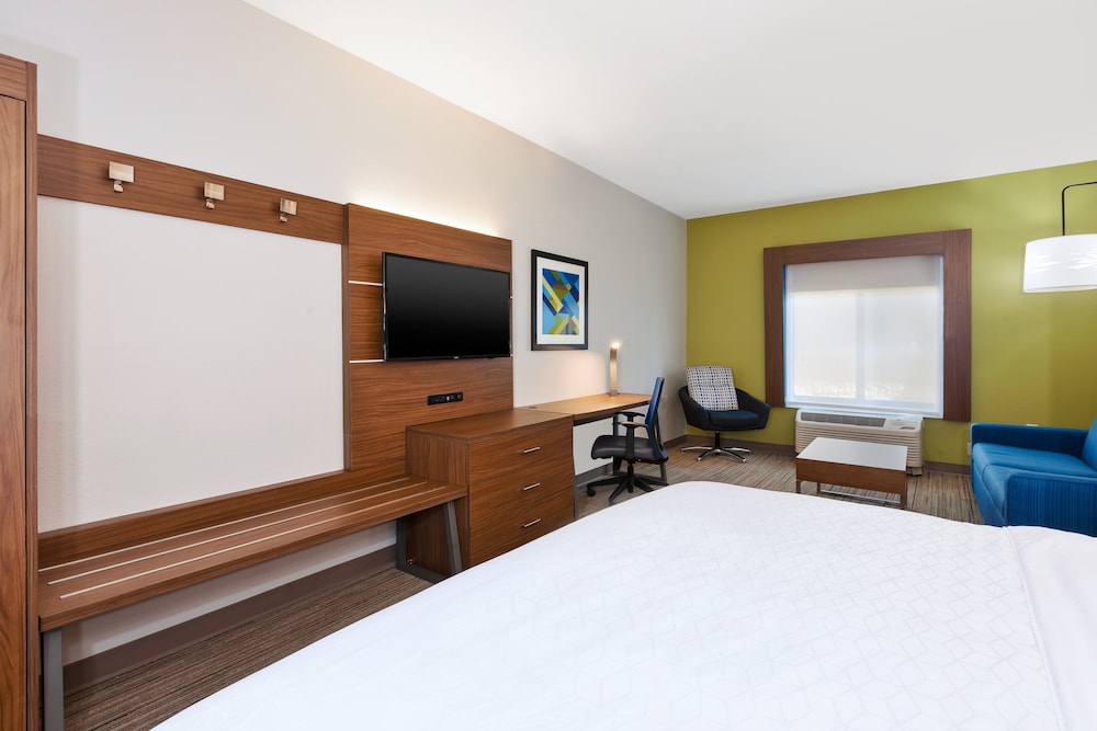 Suite, 1 King Bed - Photo 2