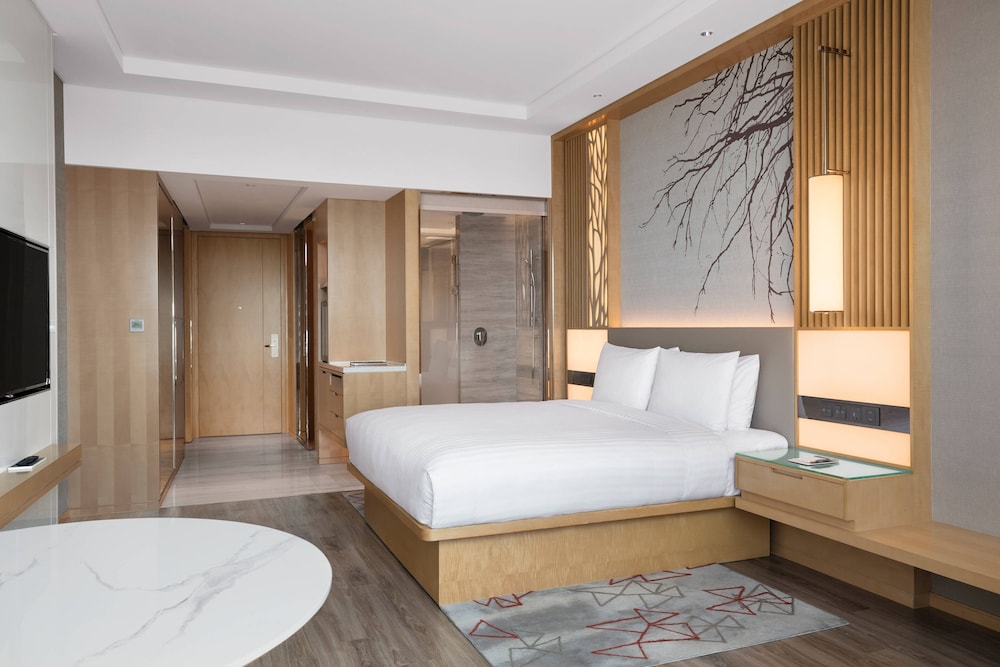 Executive Room, 1 King Bed, City View - Photo 3