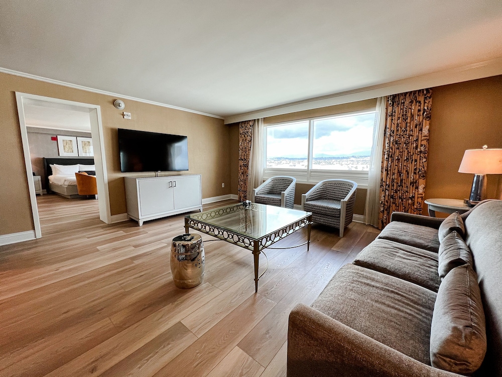Suite, 1 King Bed (Two Room Commerce) photo 3