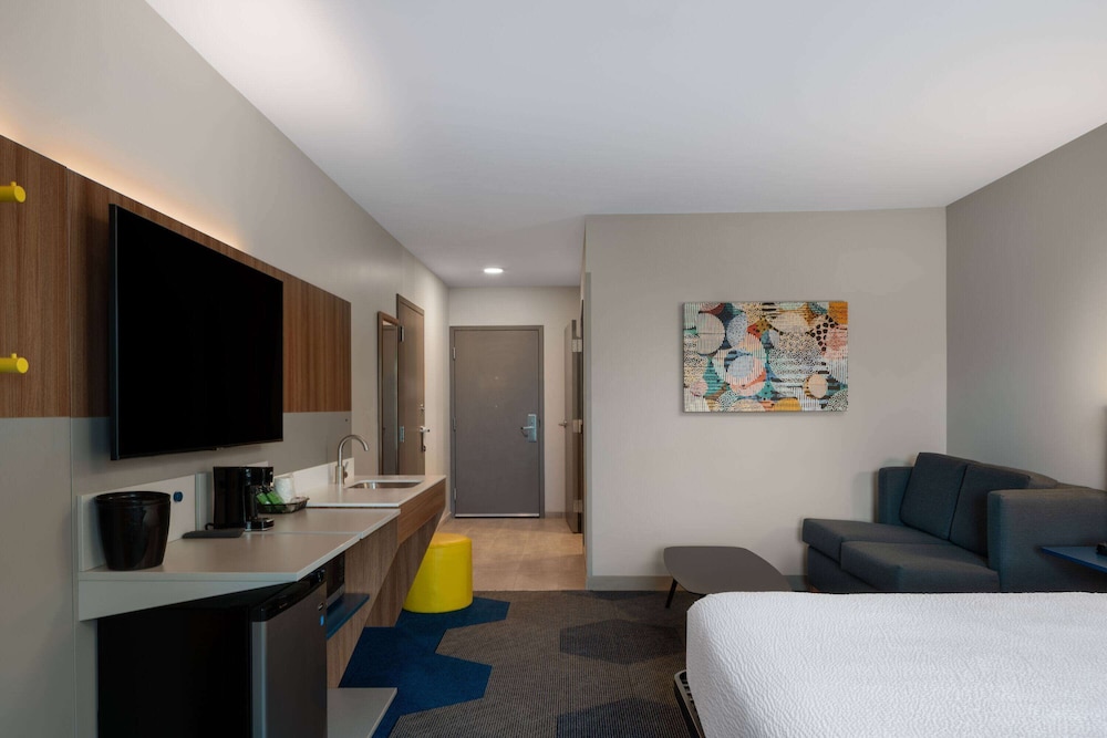 Suite, 1 King Bed, Accessible, Non Smoking - Photo 3