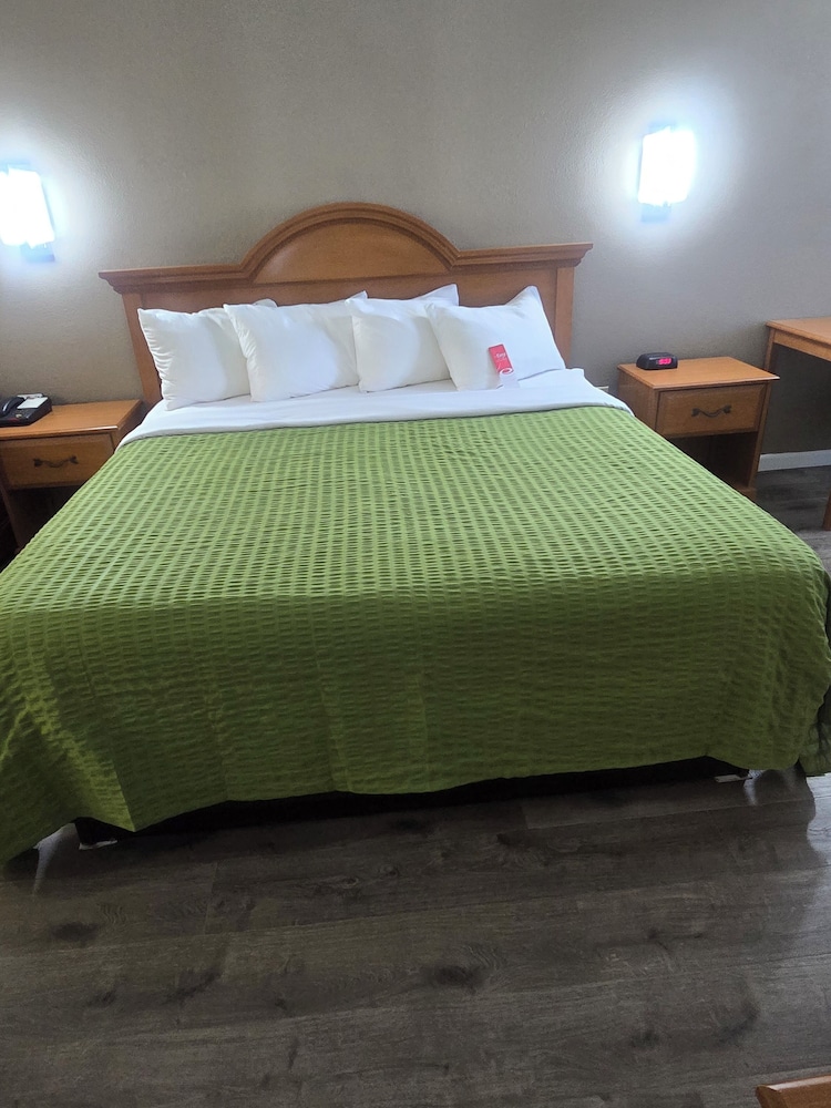 Room, 1 King Bed, Smoking - Photo 2