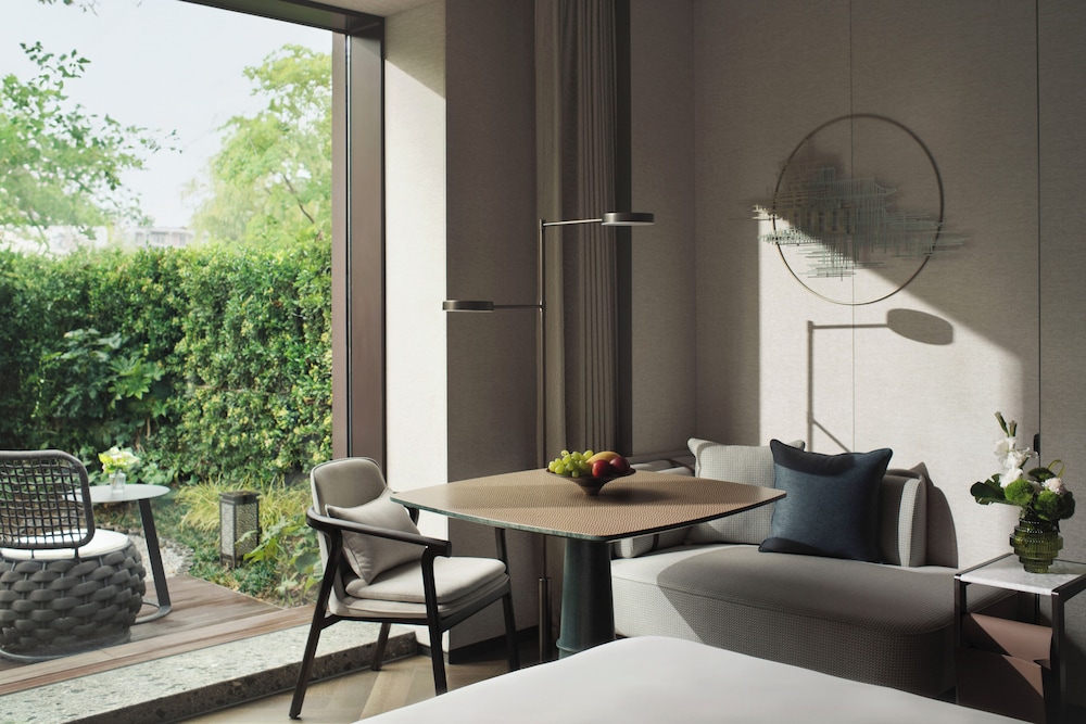Classic Room, 1 King Bed, Club Lounge Access photo 3
